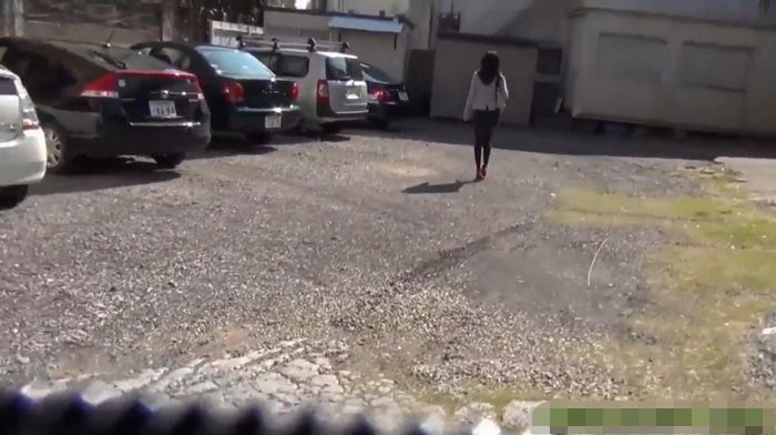 絶好の野外放尿ポイントを見つけたお姉さん【無修正】