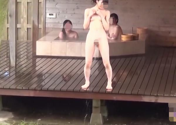 女子の露天風呂おしっこ！！観てるコッチも気分爽快！