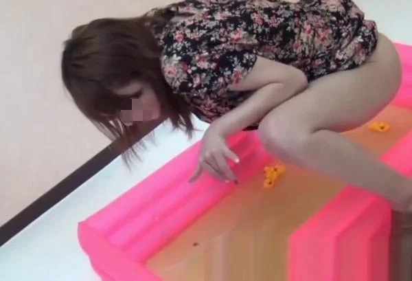 素人娘「え～っ、このプールにオシッコするんですかぁ・・・ヤダぁぁ」【無修正】