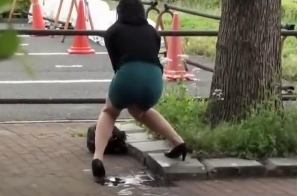 おしっこお漏らし女「あ～っ、出ちゃった～、どうしよう」