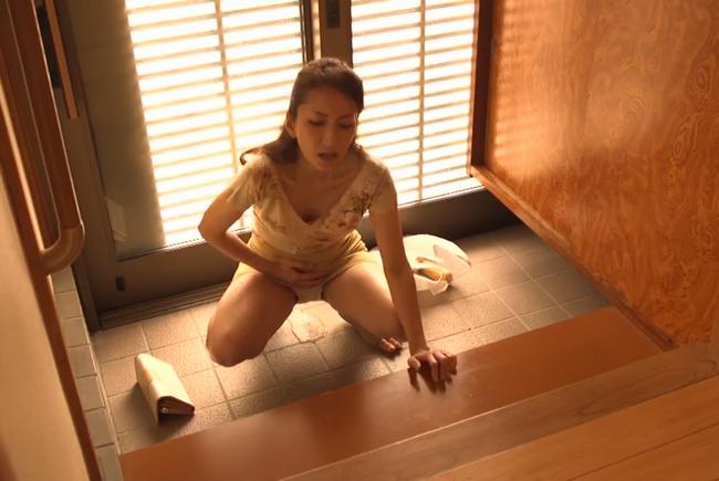 おしっこお漏らし義母「あ～、間に合わなかった！」・・・義息子に見つかって禁断のセックスへ！！