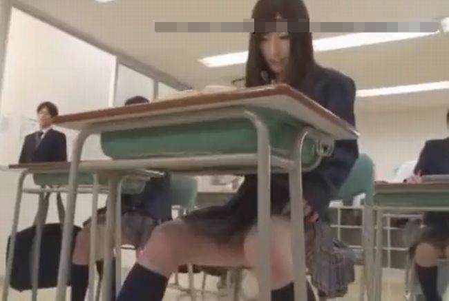 ノーパン女子高生が教室で、おしっこジャ～な動画