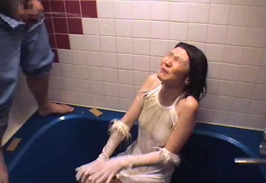 女の子が、おしっこブッかけられ浴びまくりの昔のエロ動画