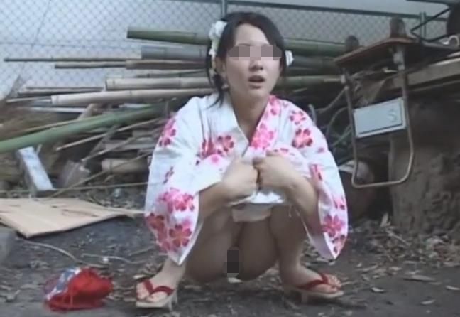 浴衣野外放尿少女「ふぅ～～・・トイレが無かったから、しょうがないか・・・きゃっ・・ヤメテーッ」