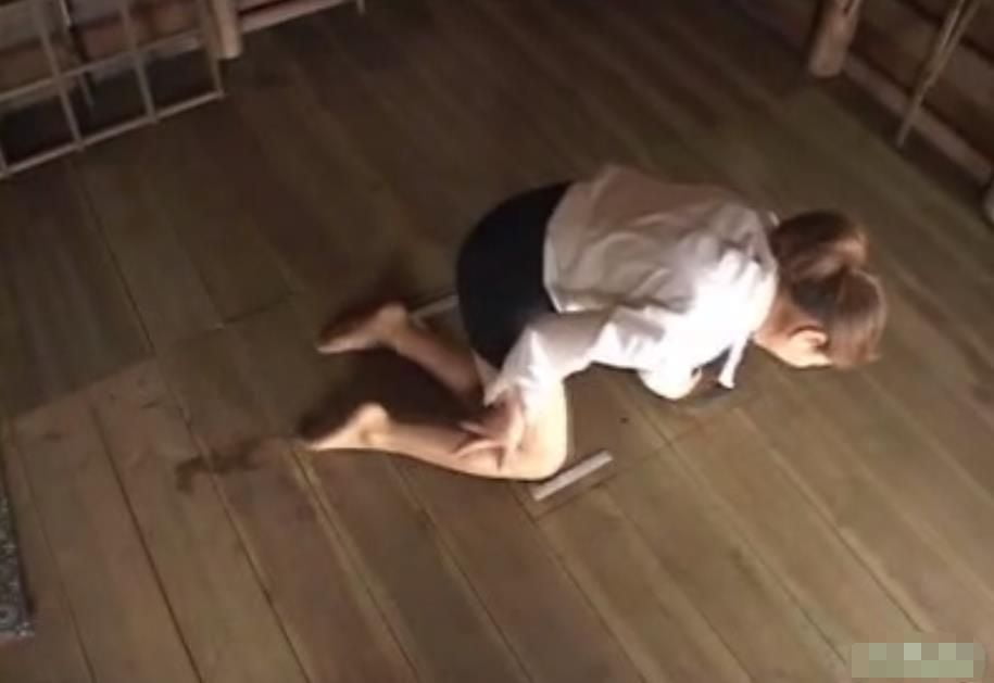 正座で痺れて動けなくなった、お漏らし女「ああっ・・・」おしっこジョワ～
